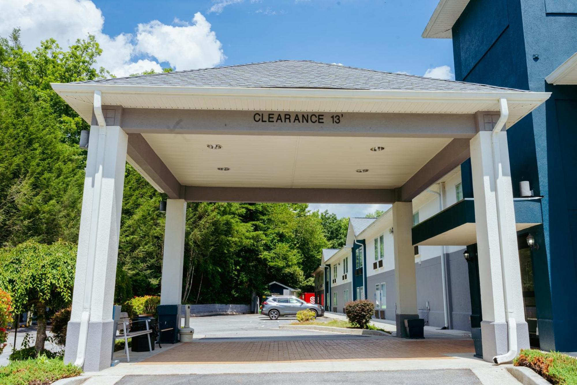 Готель Clarion Pointe-Dillard Near Blue Ridge Mountains Екстер'єр фото